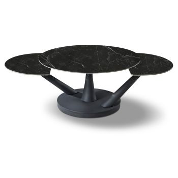 Ausziehbarer Design-Couchtisch mit schwarzer Kunstmarmorplatte und schwarzen Stahlbeinen. L 85–140 x T 85 x H 45,6 cm. Kollektion SAVONA.